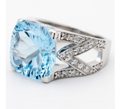 Anello topazio azzurro e diamanti in oro 18Kt