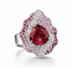 Anello in oro bianco con rubellite a goccia e pavé di diamanti e zaffiri rosa, gioiello di alta gioielleria