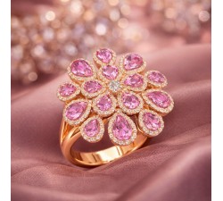 Anello in oro rosa con zaffiri rosa taglio goccia e diamanti, gioiello di alta gioielleria fotografato in ambientazione elegante