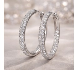 Orecchini a cerchio in oro bianco con diamanti 4,50 carati fotografati in ambientazione elegante