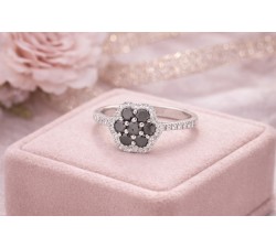 Anello Fiore in Oro Bianco 18kt con Diamanti Neri 0,65 ct e Diamanti Bianchi 0,42 ct - DIENNECI GIOIELLI