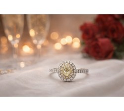 Dettaglio anello halo diamante giallo ovale e diamanti ct 0,42