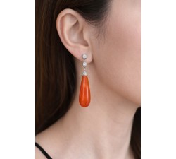 orecchini pendenti in oro bianco con diamanti e corallo naturale indossati