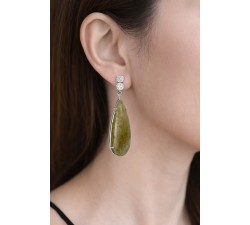 orecchini pendenti oro bianco con zaffiri rose cut indossati