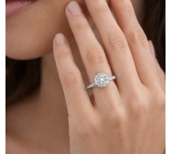 Anello di fidanzamento halo con diamante certificato IGI disponibile da Dienneci Gioielli