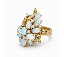 Anello in oro giallo 18 kt con 12 opali cabochon ovali e 10 diamanti 0,50 ct