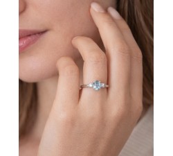 Anello oro bianco 18kt con acquamarina e diamanti indossato su mano femminile