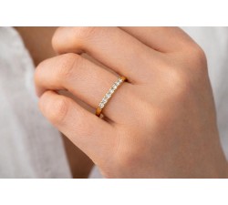 Fedina oro giallo 18 kt con 7 diamanti naturali – indossata su mano