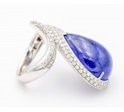 Anello tanzanite cabochon e diamanti in oro 18Kt