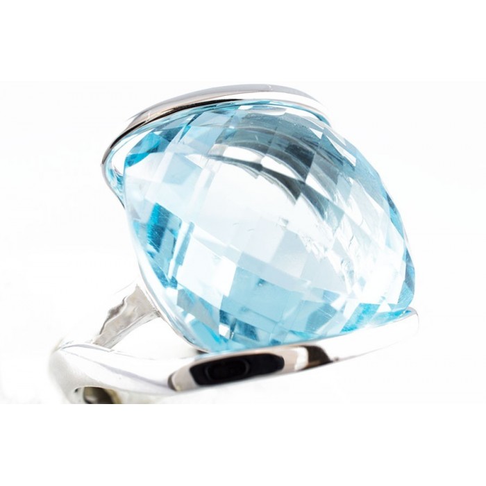 Anello in oro 18Kt con topazio azzurro Anello in oro 18Kt con topazio azzurro