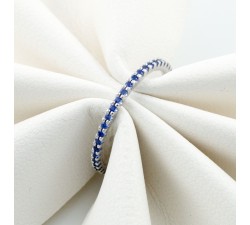 Anello eternity con zaffiri blu in oro bianco 18Kt - DIENNECI GIOIELLI