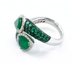 design contrarié aperto anello oro bianco con smeraldi